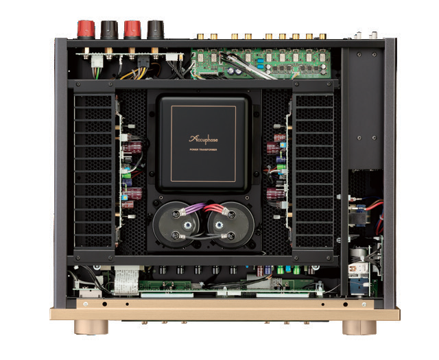 Blick ins Innere des Accuphase E-3000 mit symmetrischem Aufbau und Class-AB-Endstufe